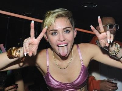 Miley Cyrus Ungkap Alasan Dibalik Pose Lidah Julurnya Selama Ini!